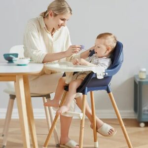 Chaise haute repas bébé évolutive en bleu foncé, avec harnais de sécurité et plateau amovible, idéale pour les repas des enfants.